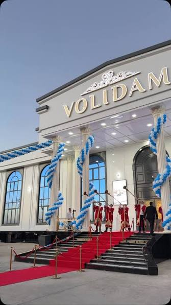 «VOLIDAM» пешлавҳаси, безатилган кириш қисми ва қизил йўлак